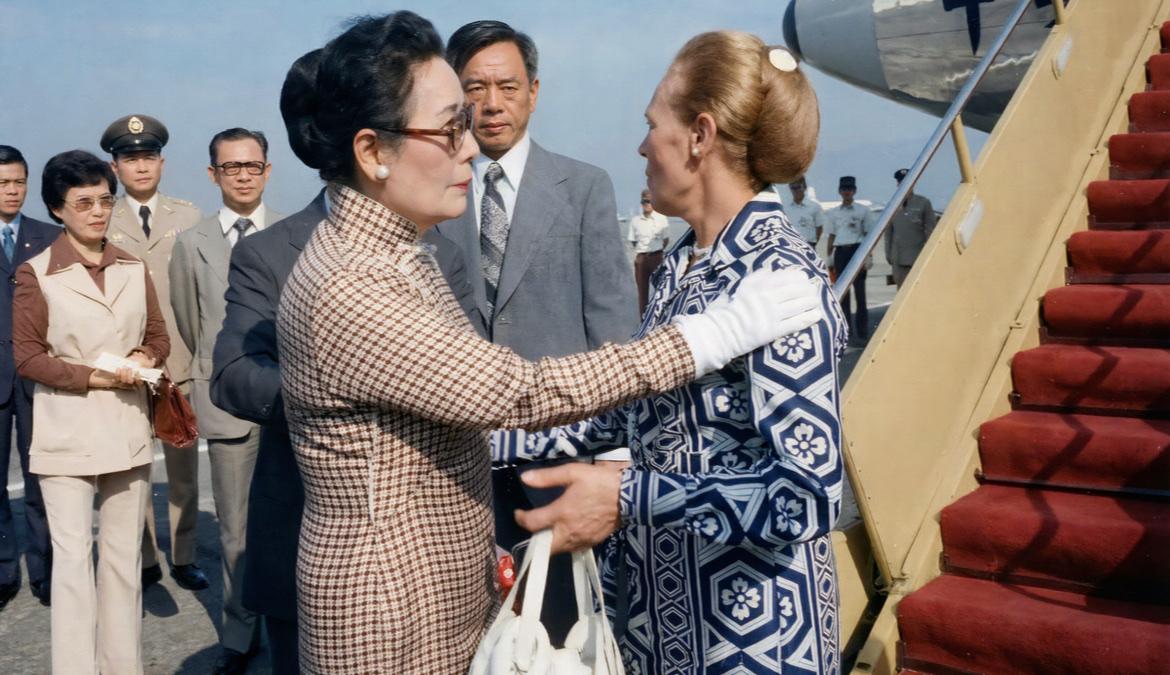 1975年9月17日，宋美龄以就医为由搭乘飞机离开台湾远赴美国。临行送别，继子蒋