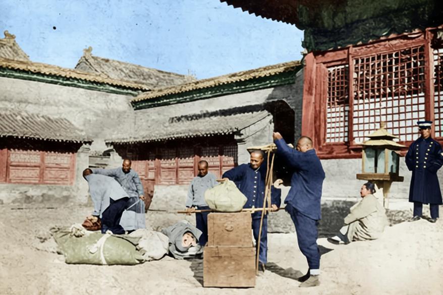 1924年，紫禁城隆宗门前，作为昔日内廷与外朝间门禁森严的通道，此刻的宫墙檐角却