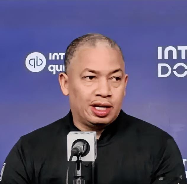 快船主帅泰伦卢赛后喊话挽留哈登！今日快船113-128不敌76人。赛后，快船