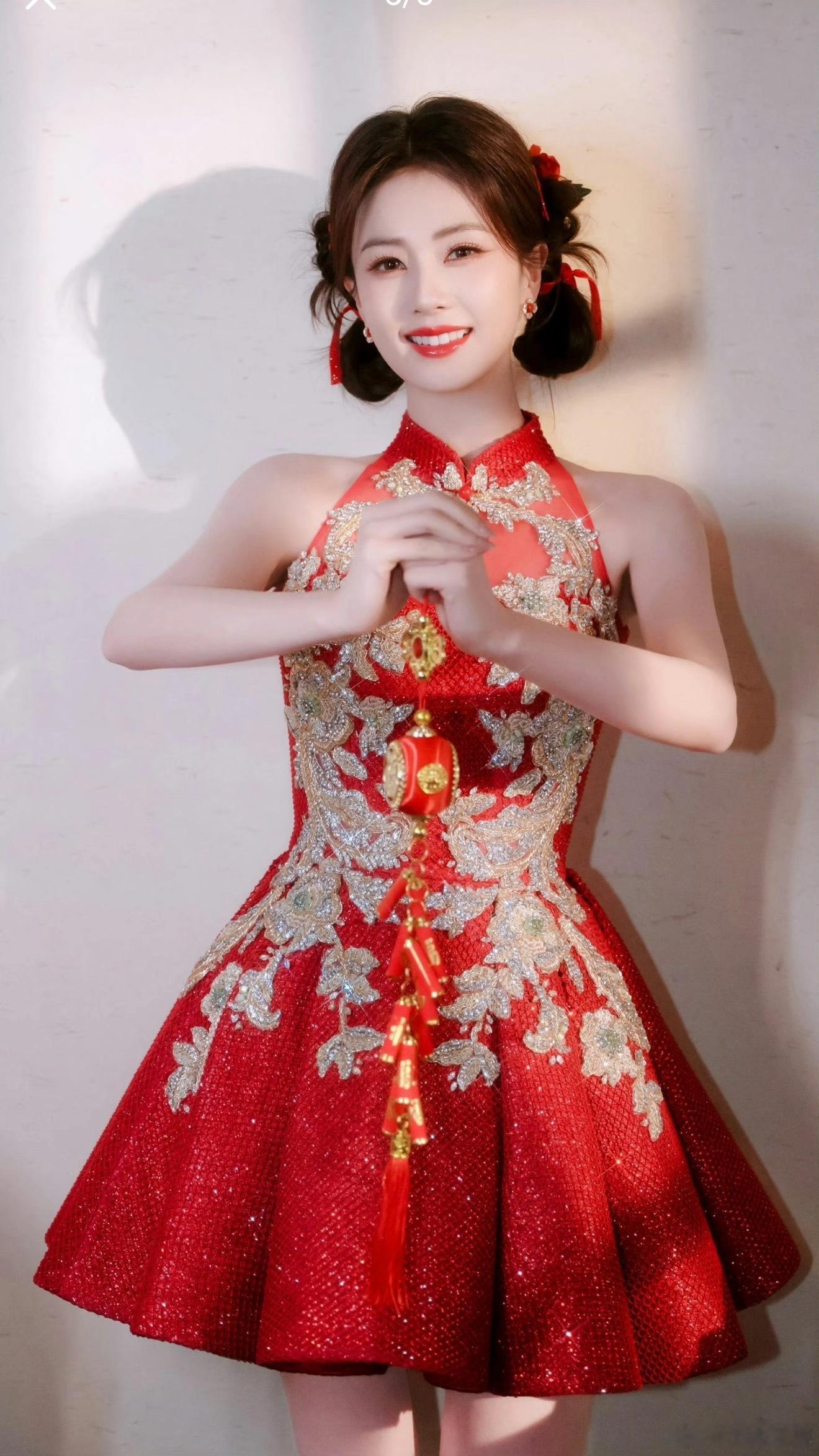 白鹿李昀锐春晚造型今年春晚也要看：！！！！！！红红火火又一年