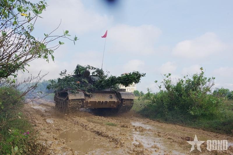 越军第七军区第26装甲旅举行2025年营级综合战术演练据越军《人民军队》报道，