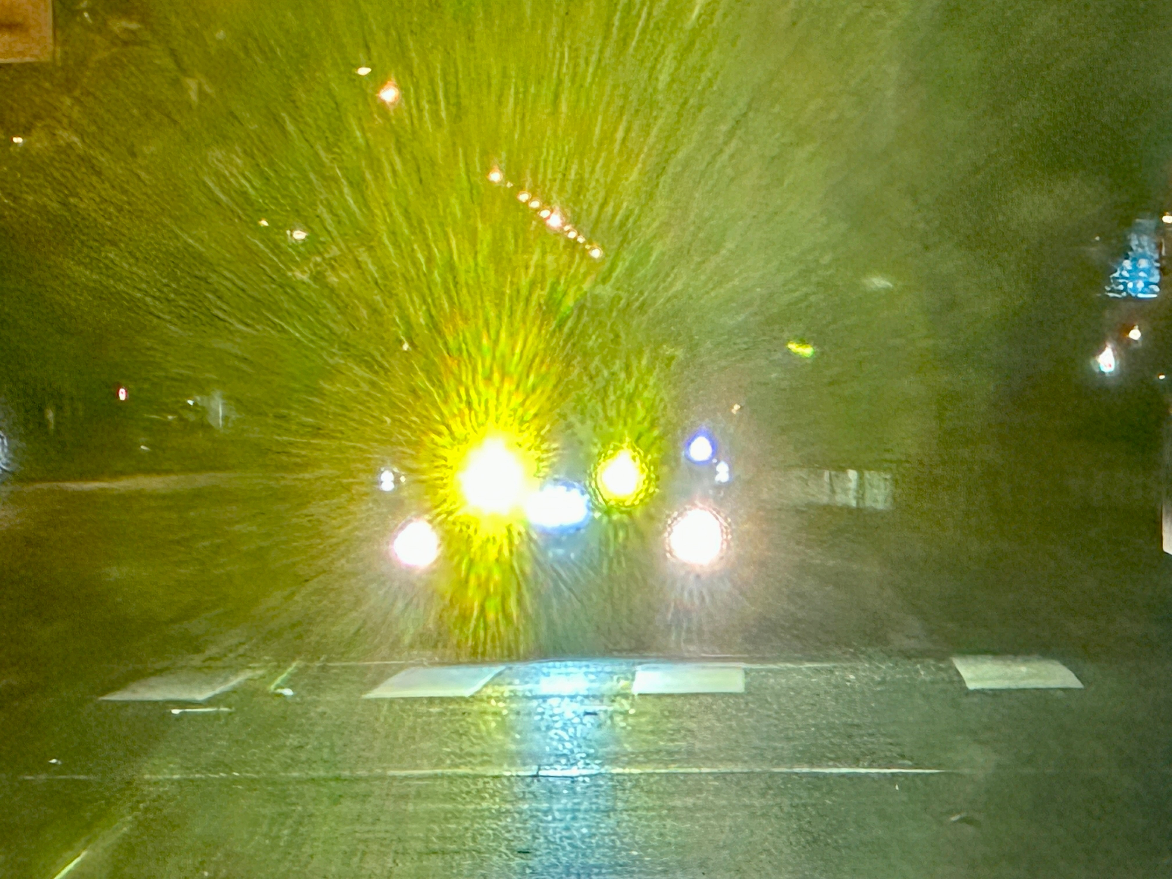 城区，路灯亮的一批。一个黛比开射灯，一个黛比开雾灯。两个黛比合体，超级无敌变态大