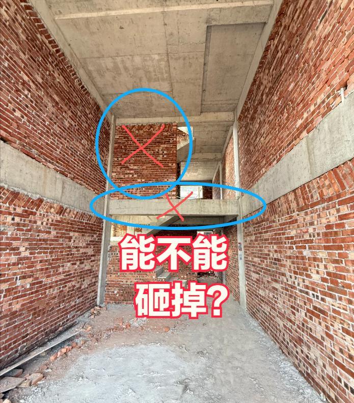 是哪个环节出了问题？😡😡明明图纸上没有这道大梁，楼梯跟挑空客厅，
