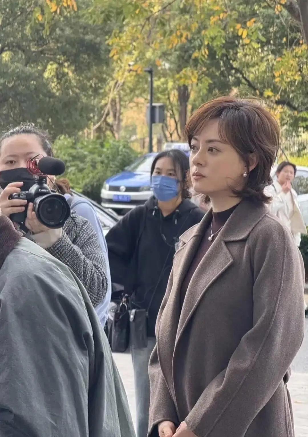 孙俪无锡拍戏生图曝光！毛呢大衣+新发型美到犯规，本人瘦而有韵气质绝了近日，