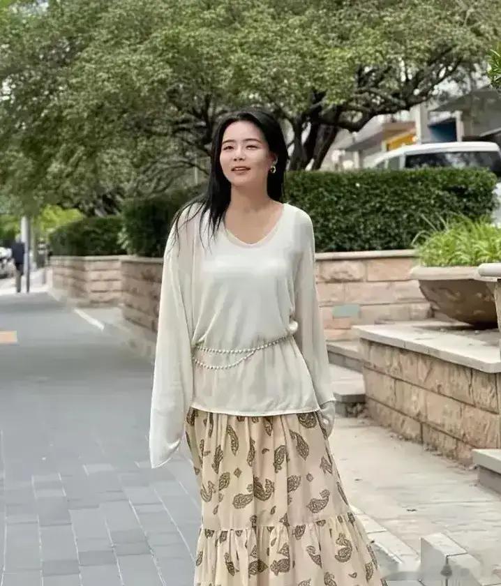 离婚后的龚琳娜终于学会独立这是离婚后的龚琳娜ic，也是50岁的龚琳娜，实在没有