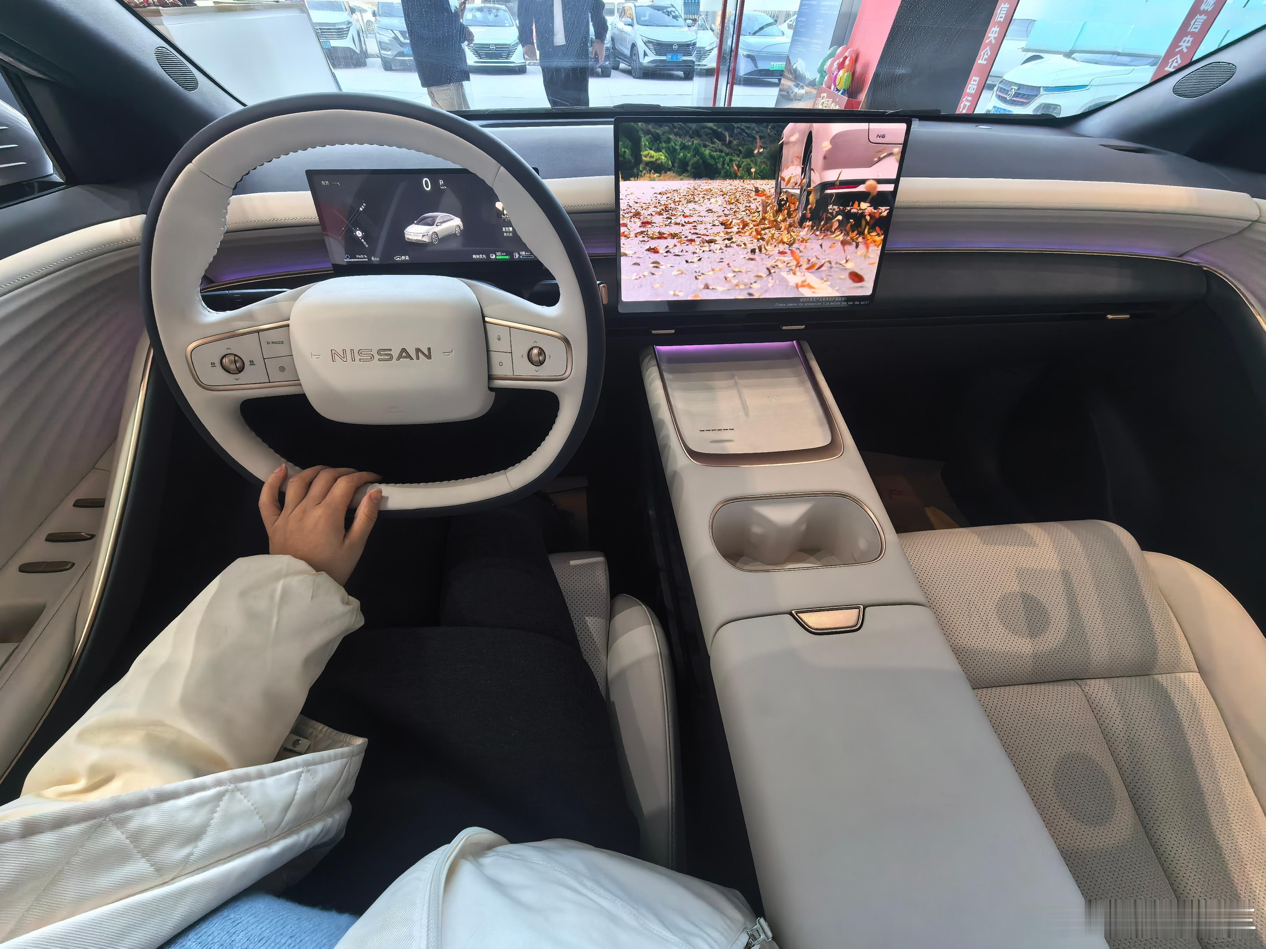 年底了，准备给家人买台车，去看了东风日产n6，销售说这车卖的很不错展车是金色外