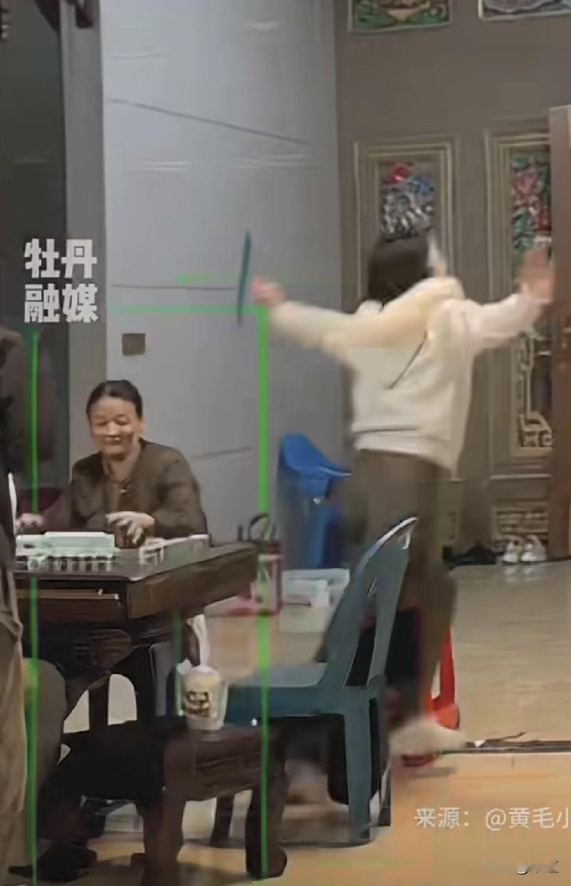 女子去男朋友家做客，四人凑了一桌打麻将。当她摸到好牌那一刻，顿时起身忘乎所以的