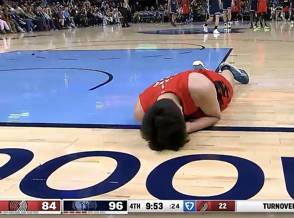 太狠了，杨瀚森被扎克·伊迪一掌打惨了，明显就是故意打人，故意犯规，裁判竟然视而不