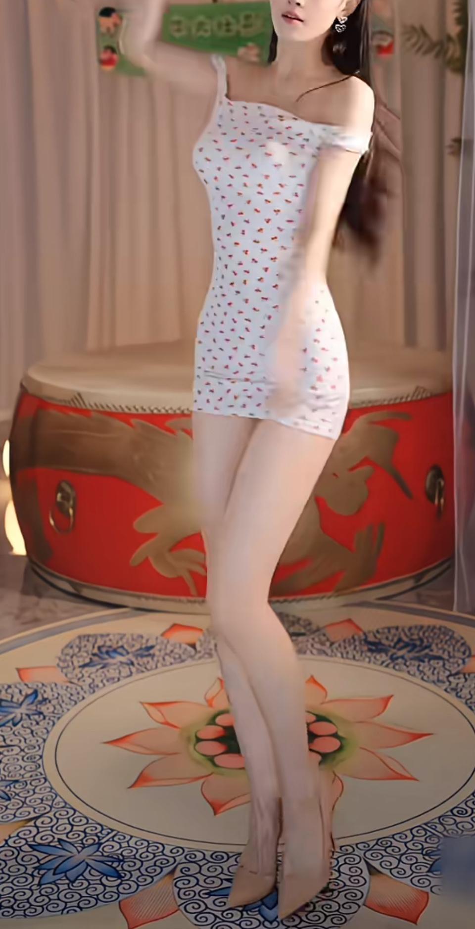 碎花吊带裙的甜美邂逅国风鼓韵，在传统与时尚的边界翩然起舞，每一个旋身都是复古与潮