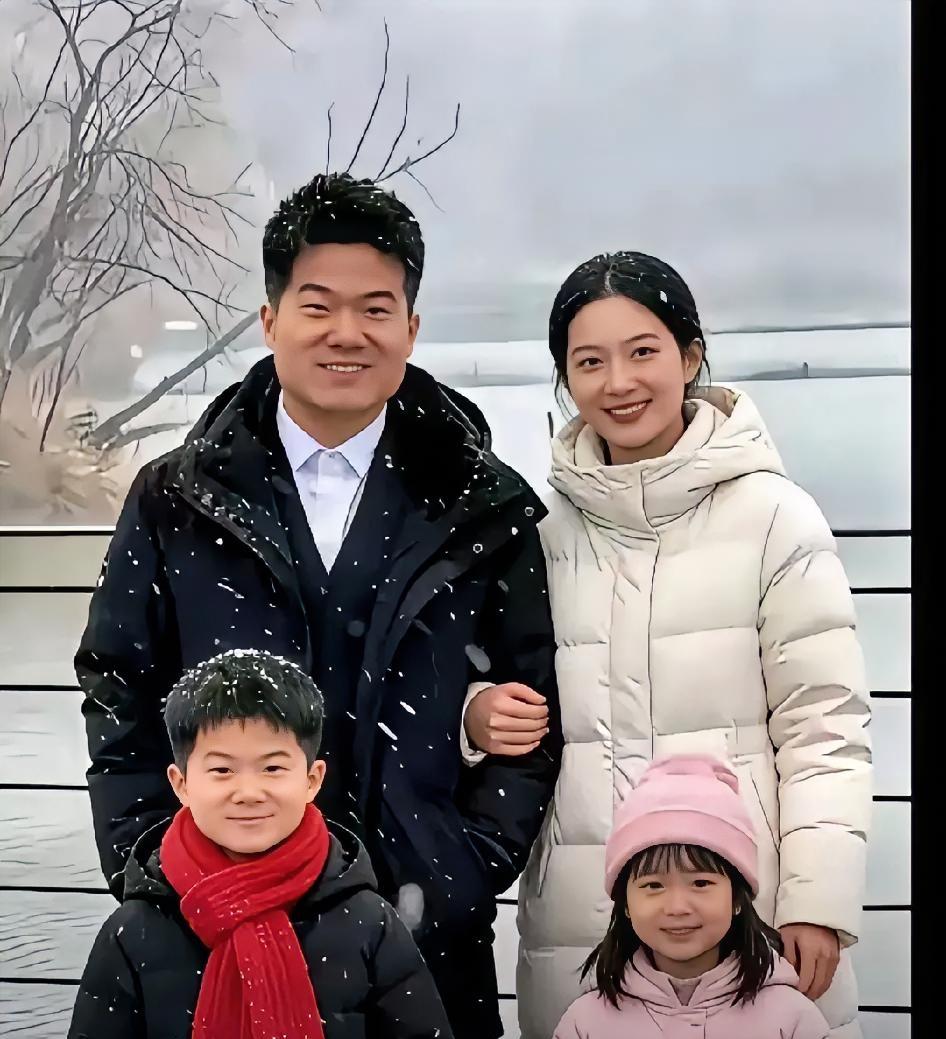 董宇辉一张跨年自拍，评论区直接卷成“全网催婚现场”！网友比亲妈还急，P老婆