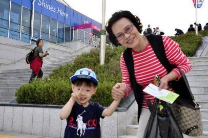 婆婆带孙子排队, 陌生人想要帮忙带孩子, 婆婆这做法让我感激不尽