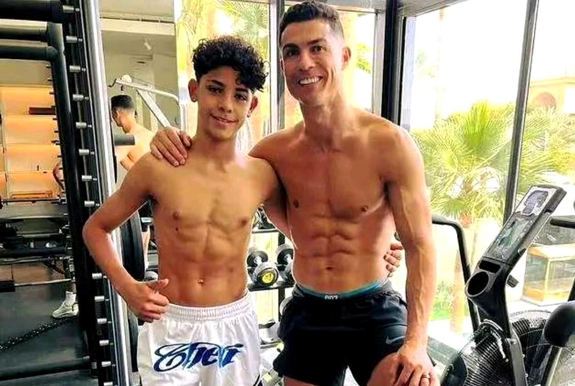 皇马青训梯队即将签下C罗的大公子——迷你罗。迷你罗曾效力于三家世界顶级俱乐部的