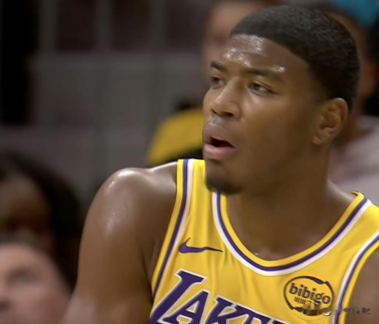 八村塁第三节觉醒了！今天对阵黄蜂，八村塁在第三节突然觉醒，他接队友传球后连续