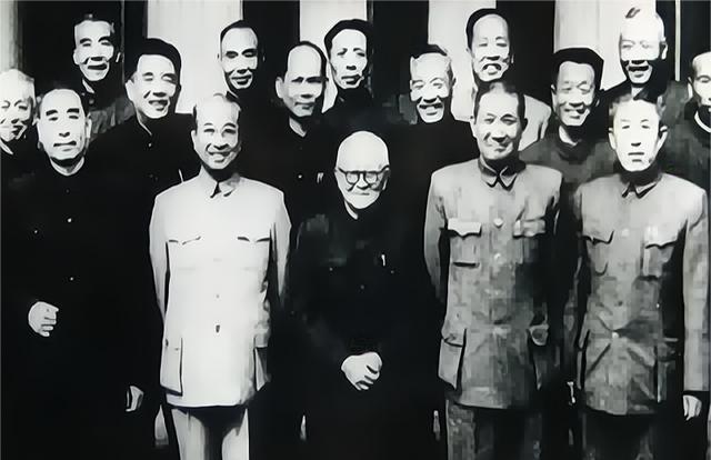 1957年底，北京战犯管理所来了两个探监的人，一男一女。战犯们看到看到这男的，不