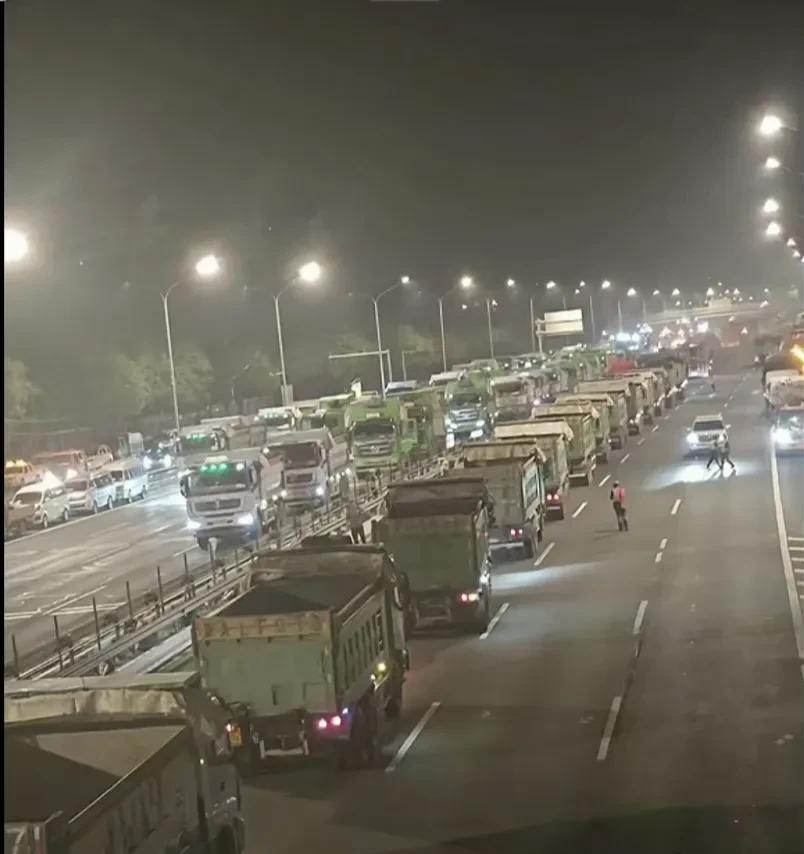 忙碌的长安街施工现场为迎接九三大阅兵，北京长安街正在翻修路面，整个工地，热火朝