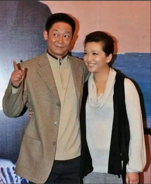 2002年，杨志刚和江珊拍戏，杨志刚从背后抱住江珊，结果江珊来了这么一句：“弟弟