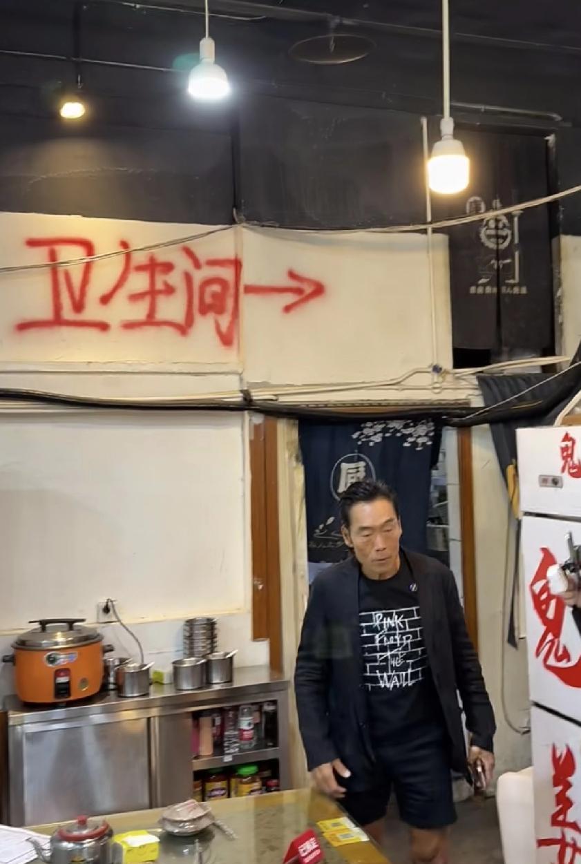 这吃饭的环境有点不符合他的身份啊，不过穿着打扮依然很潮，西装配短裤，只有这样