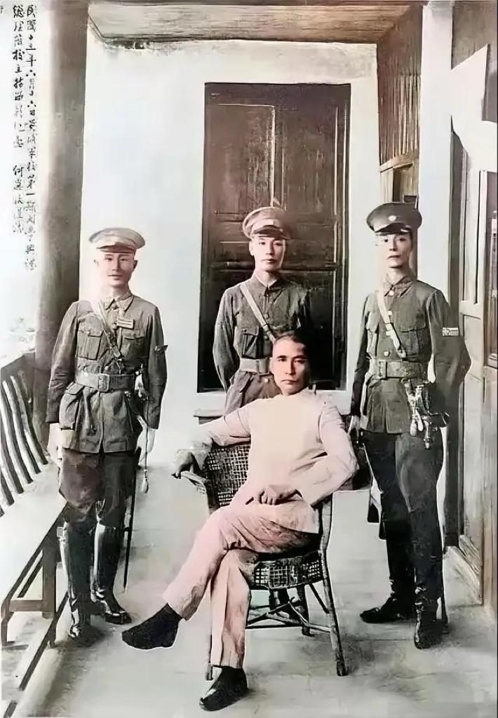 1924年，孙中山与三位黄埔军校创校干部的合影，照片中站在他身后的分别是蒋校长、