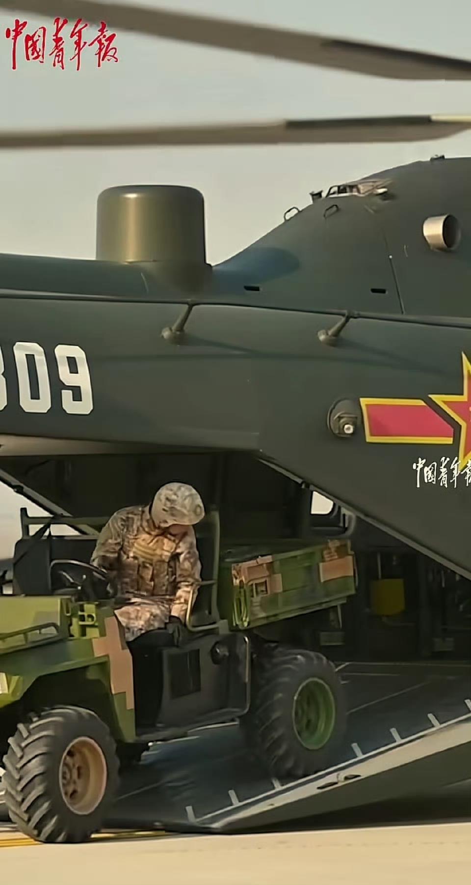 空中突击旅的"直-8L"直升机轻松装载"小山猫"全地形车！空中突击旅的直-8