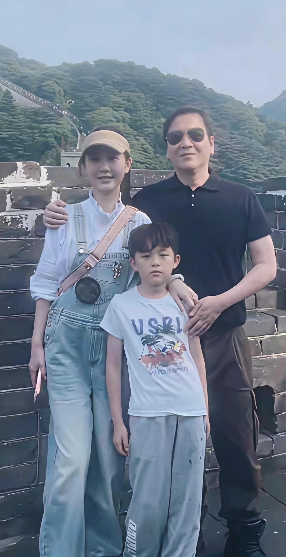 赖文峰与女友和儿子一起游长城，女友楚玲17岁时候就跟着40岁刚出来的赖文峰了，两