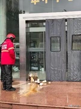 医院门口，一地咖啡，一个外卖小哥拿着破纸袋，雨还在下。就快送到了，袋子底儿突