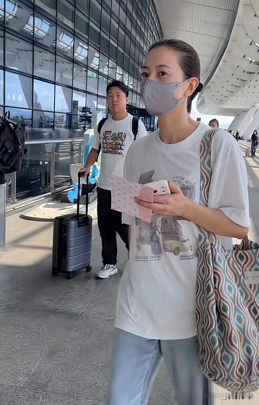 高圆圆这发型也太显发际线了。虽然头发看着有点稀疏，但梳成大光明头还是挺精神的！女