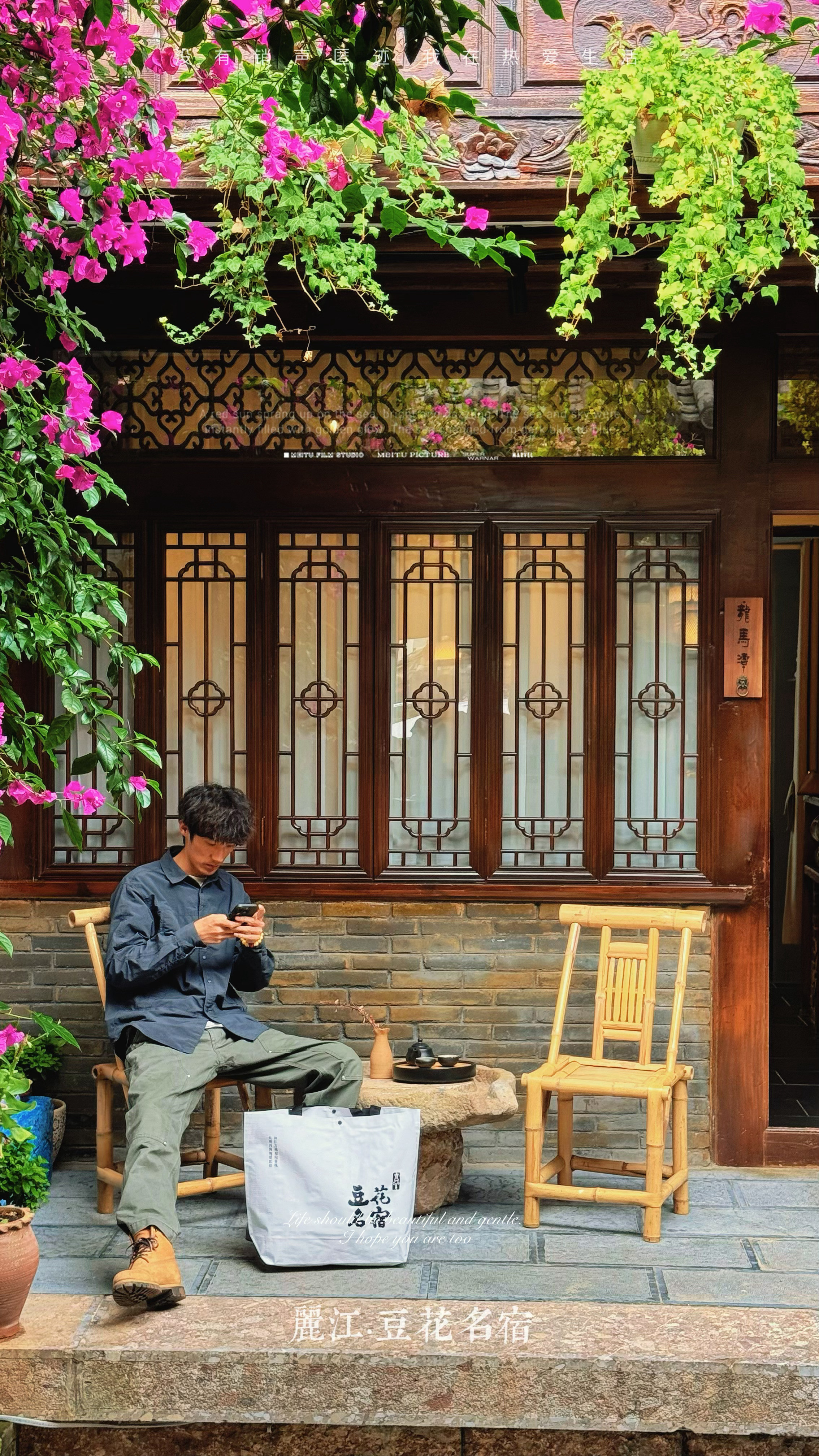 我们丽江客栈为住店的客人提供了手提袋，为方便出行不用提行李箱的客人，他们要去周边