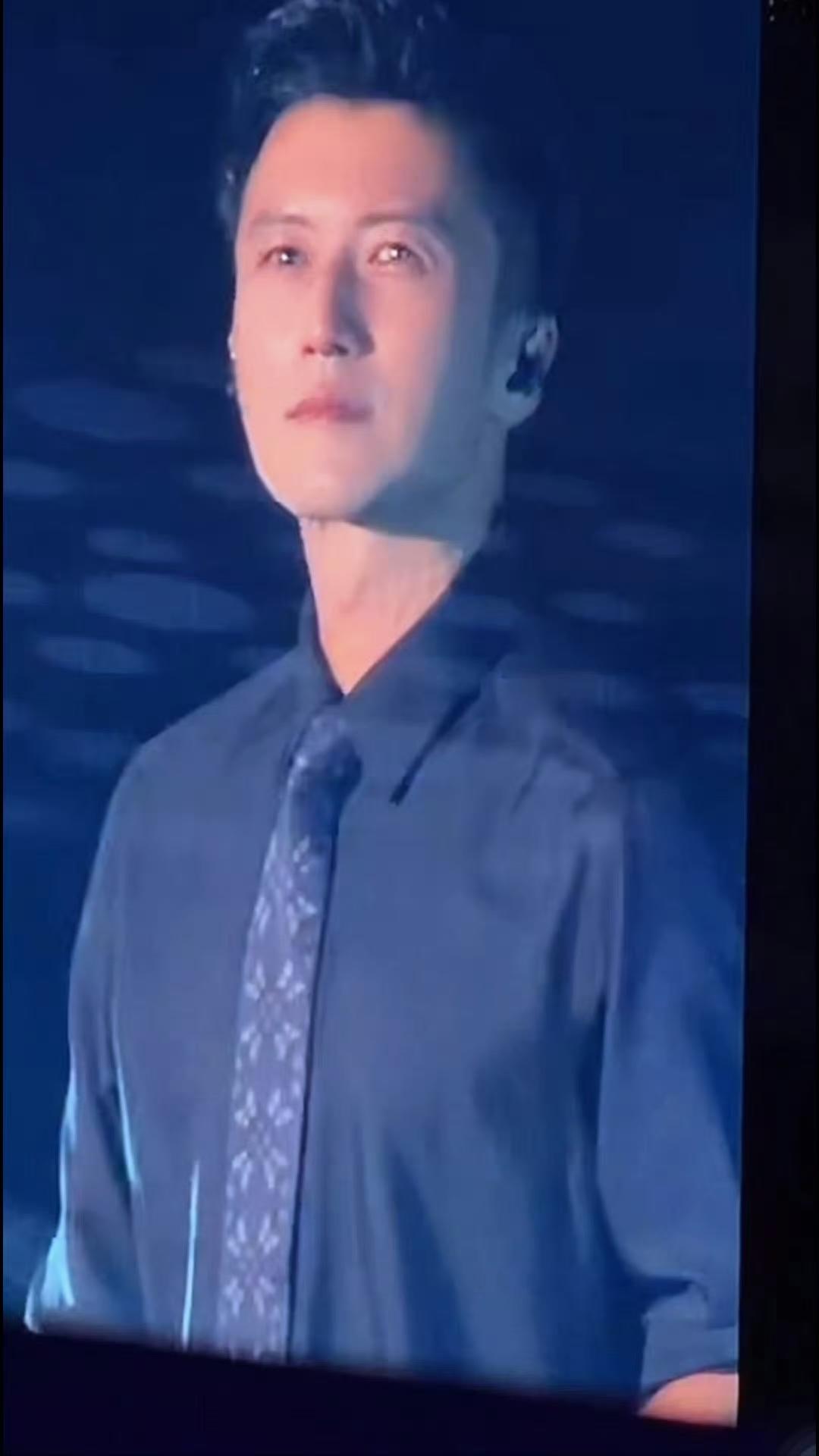 果然谢霆锋还是在演唱会上哭了，不是因为亲爹刚走，而是因为全场粉丝们很多都穿上