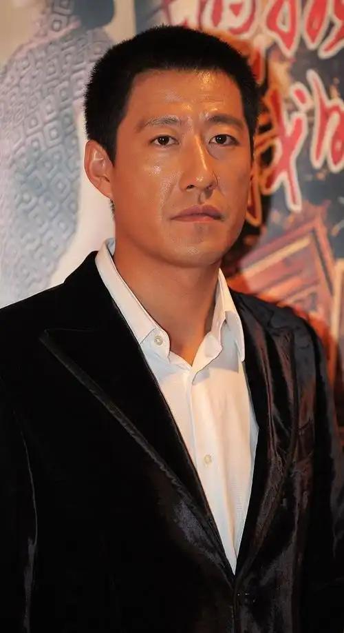 2010年的一天，于震抄起手边的凳子就砸到了怀孕妻子方柏霓的身上，哪怕躲避及时，