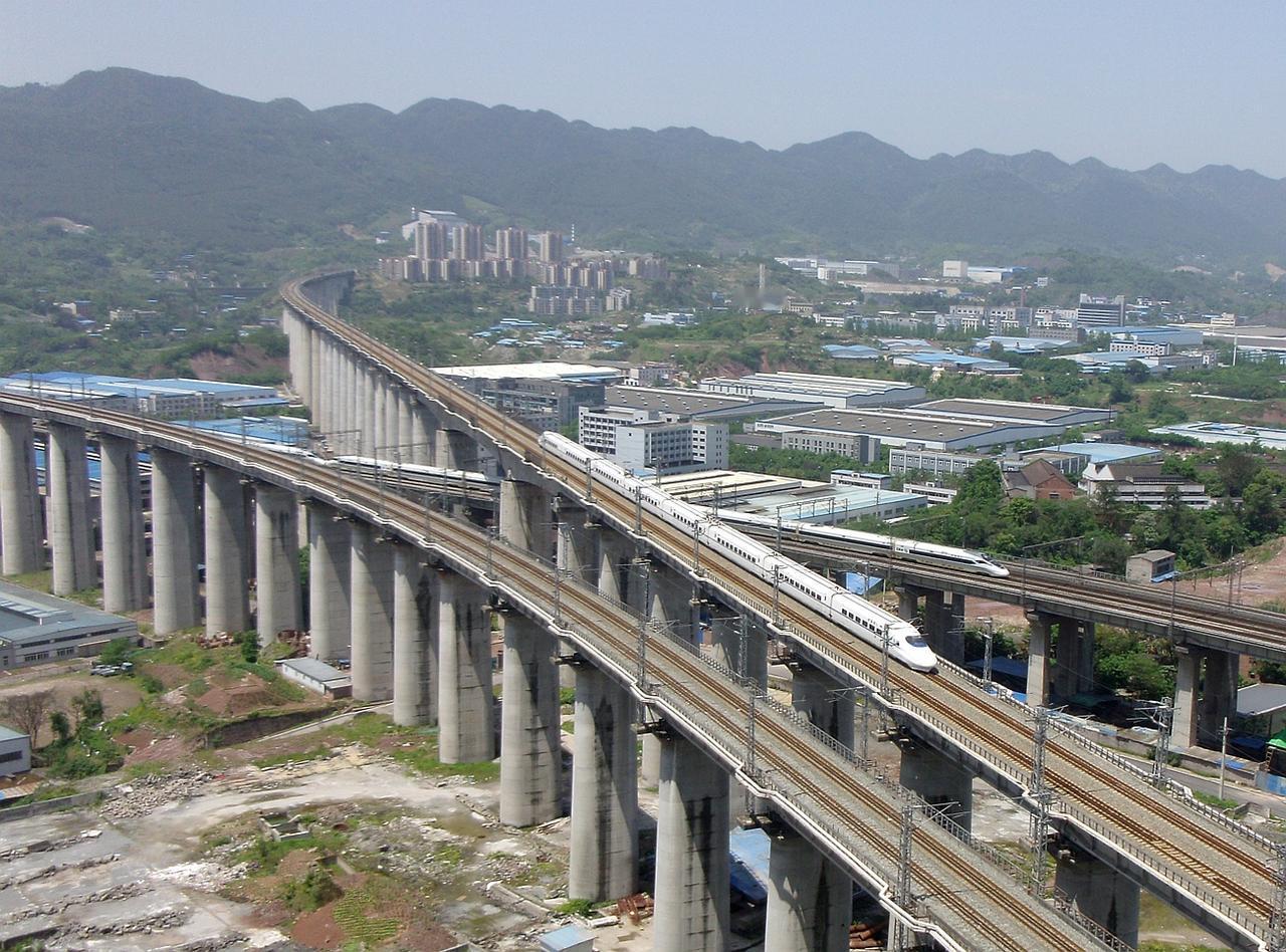 十年前在重庆铁路枢纽井口立交区所拍，沪蓉线上一列CRH2型动车组去重庆北站渝利场