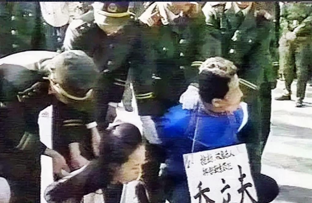 1995年，“全国散打冠军”乔立夫，被押往了东莞郊外刑场，镜头里的他虽然五花大绑