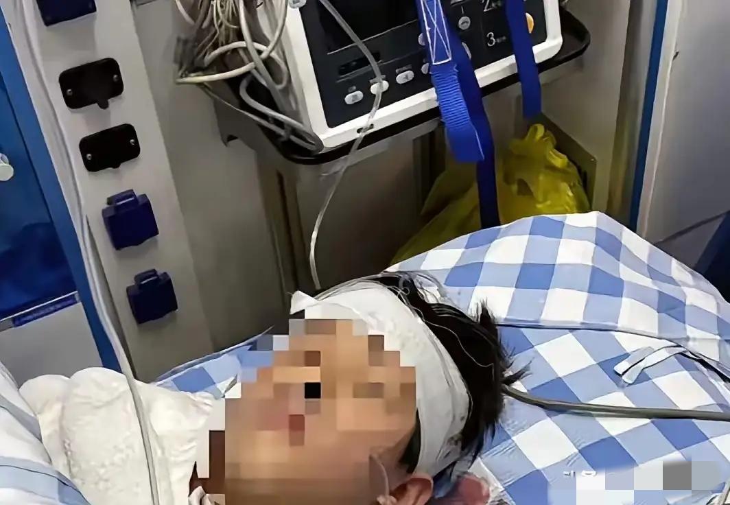 亲眼看见儿子滚下万丈悬崖，爸爸却无能为力，只抓住了儿子衣服的影子，这个痛，是这个