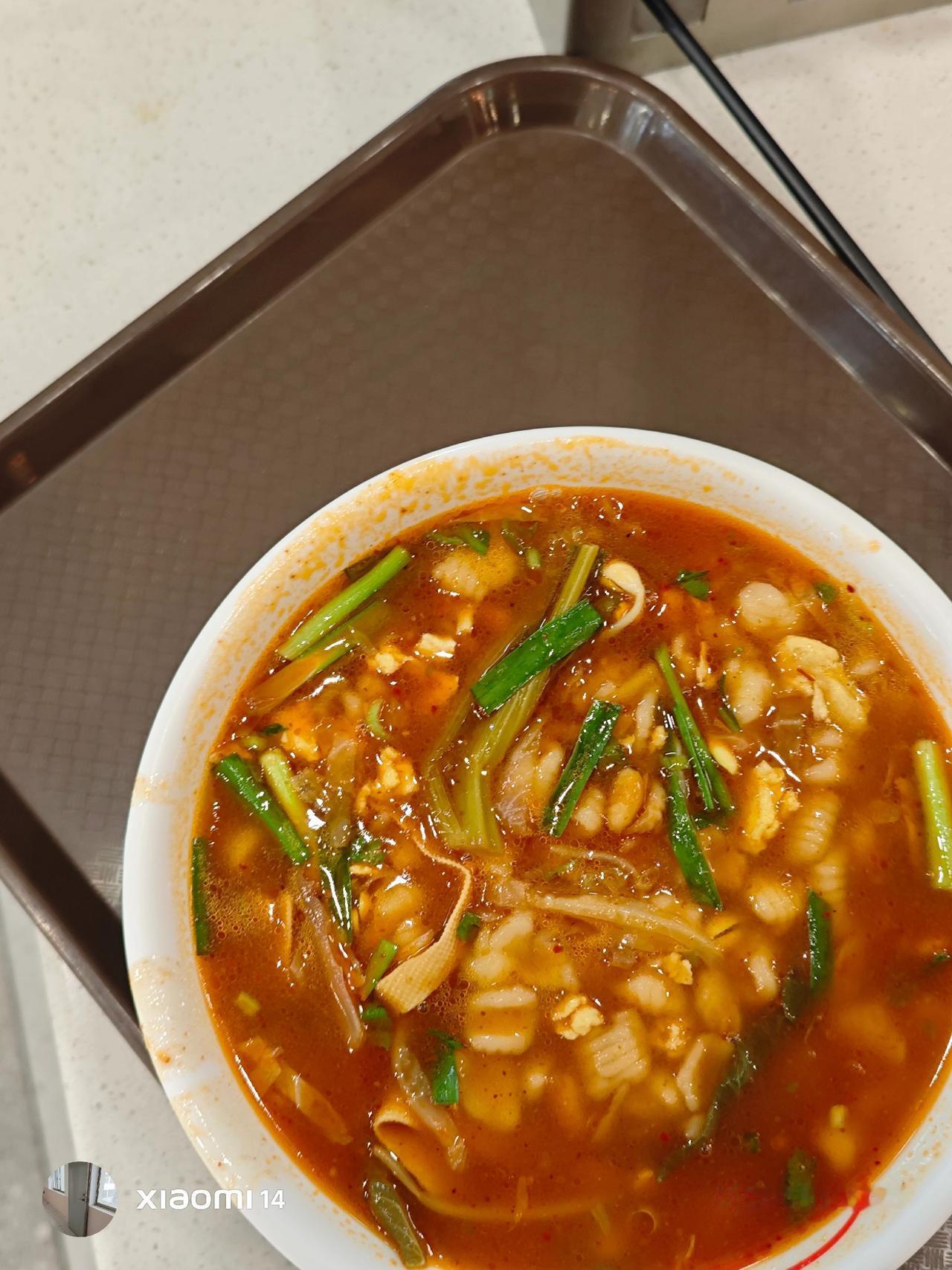 一碗烩麻食10块钱，大家说贵不贵？我们陕西人最爱吃面食一碗贝麻吃十块钱，听别人说