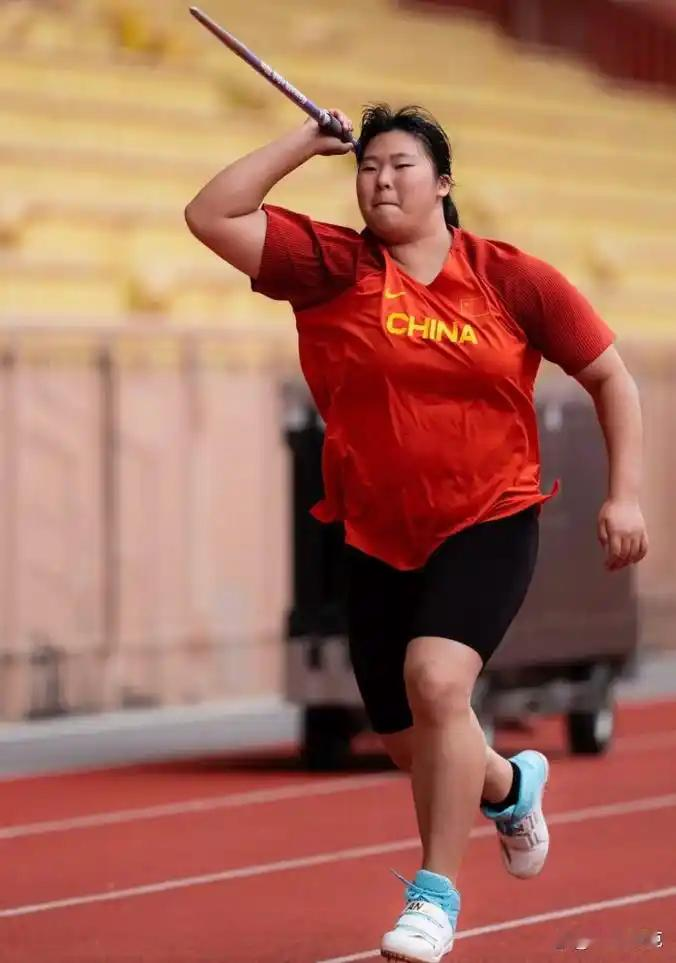 18岁严子怡坐轮椅离场，暴露了体系的惰性。把天才健康托付给启蒙恩师的“经验”，是对现代医学的无视。对