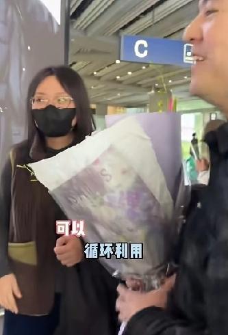 都说李雪琴这次时隔8年的大学同学聚会一定是AA。我不这么认为。李雪琴现在都是国