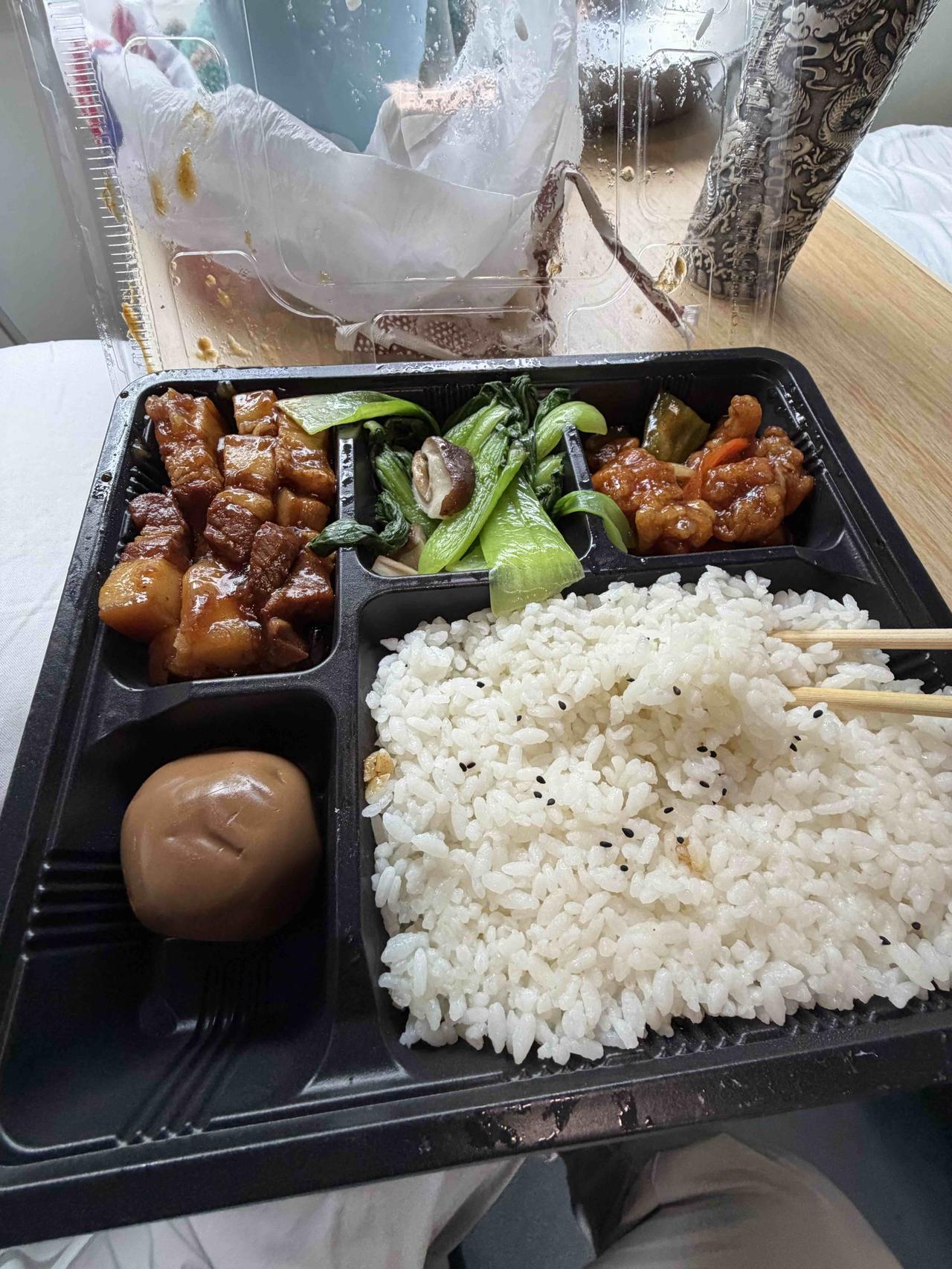 今天下午，我乘坐K2046次列车去东北，晚上在列车上，买了份盒饭，二十五块钱！