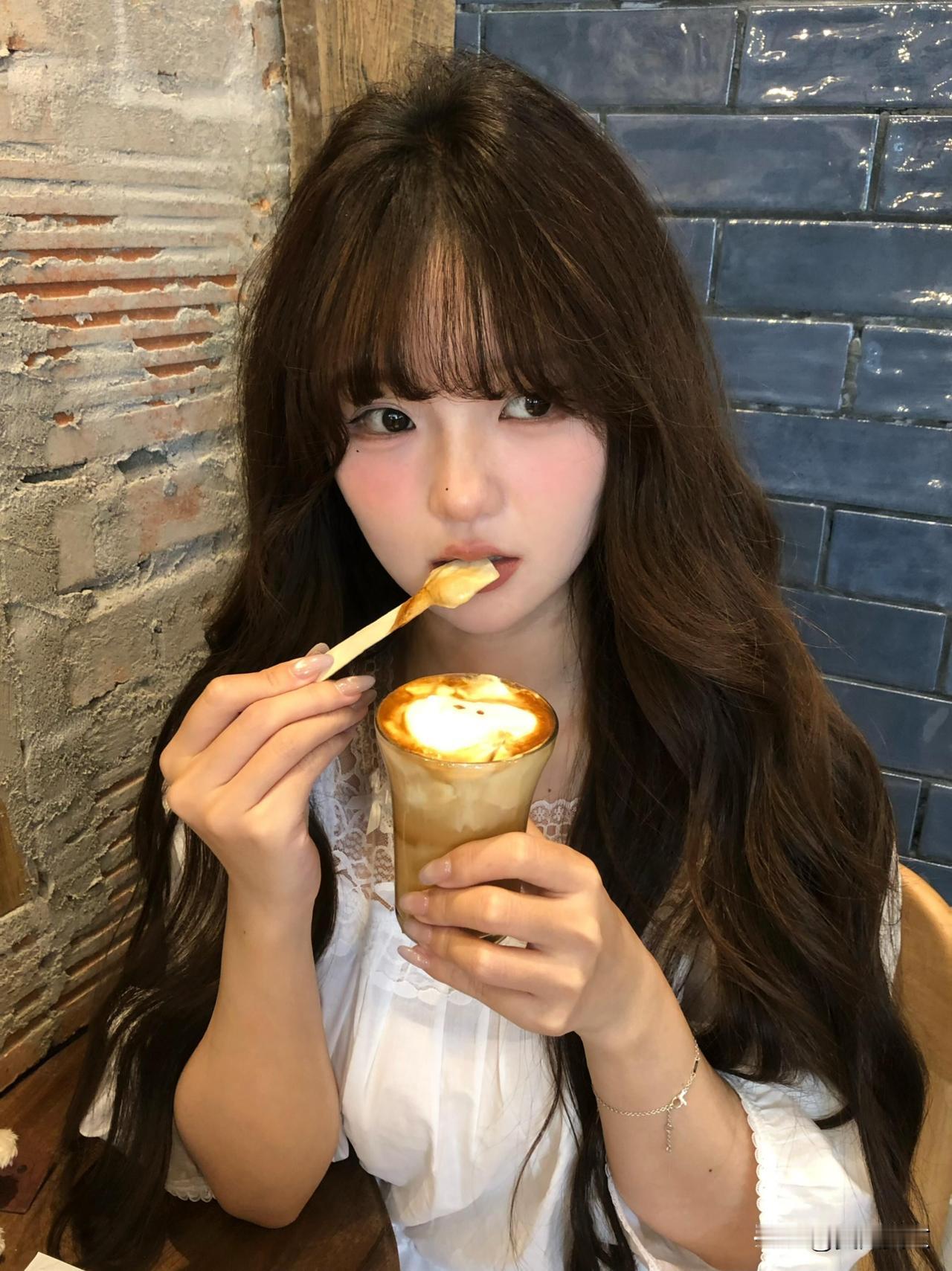 甜美少女在咖啡馆享受美味时光。冬日里的一杯暖心奶茶，温暖你的心❤️