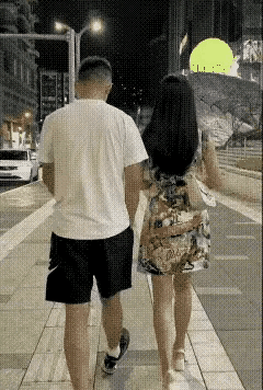 吃完夜宵，男子送女友回家，当他一个搂肩的动作，被女友拒绝后，男子认为女子不喜欢他