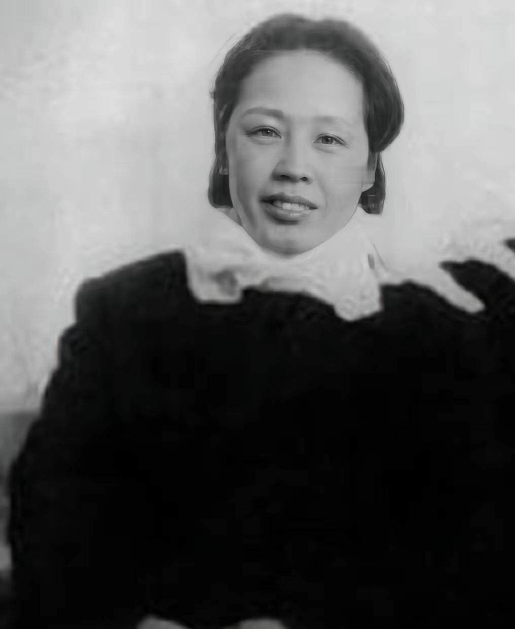 1910年的花轿，抬进程家时，她才十六岁。丈夫不久后离家追寻理想，她便留在了