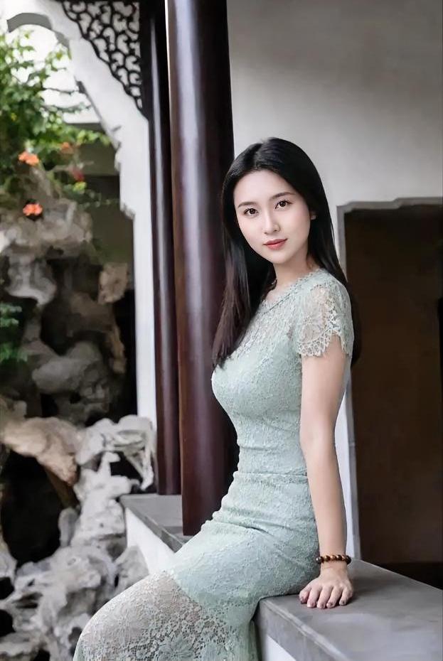 《青蕾倚古檐》浅青蕾丝，轻裹温婉时光，镂空袖口，透出初夏微凉。长发如