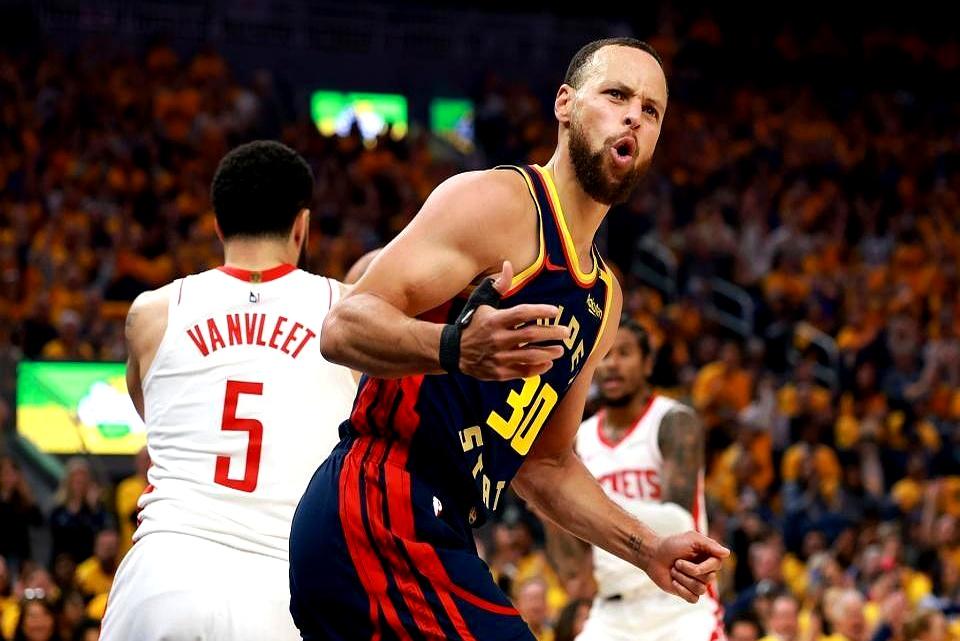 昨天最恶心的就是库里第三节下场前还领先7分。科尔大手一挥把他换下，派上那