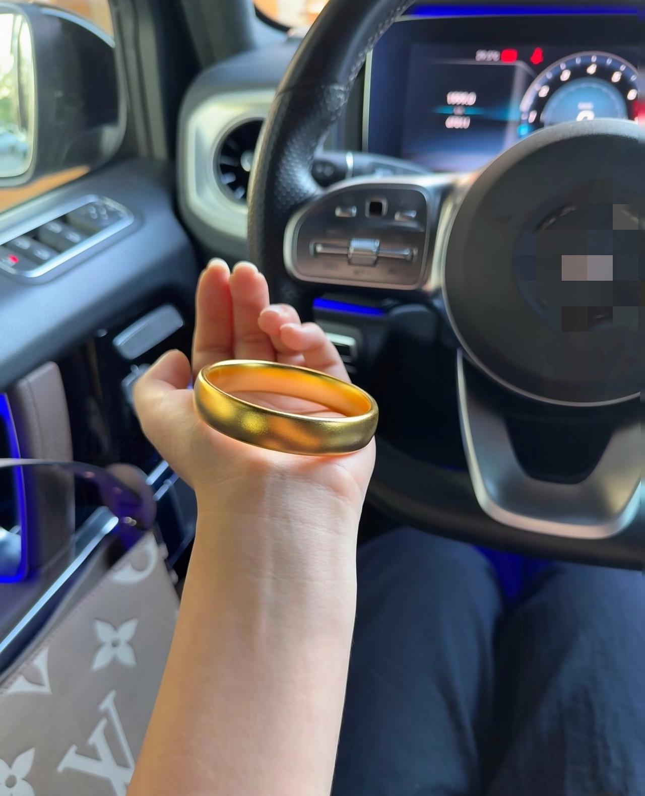 一夜之间,金价还是又失控了!10月30号,一只99克镯子,随随便便依然还是