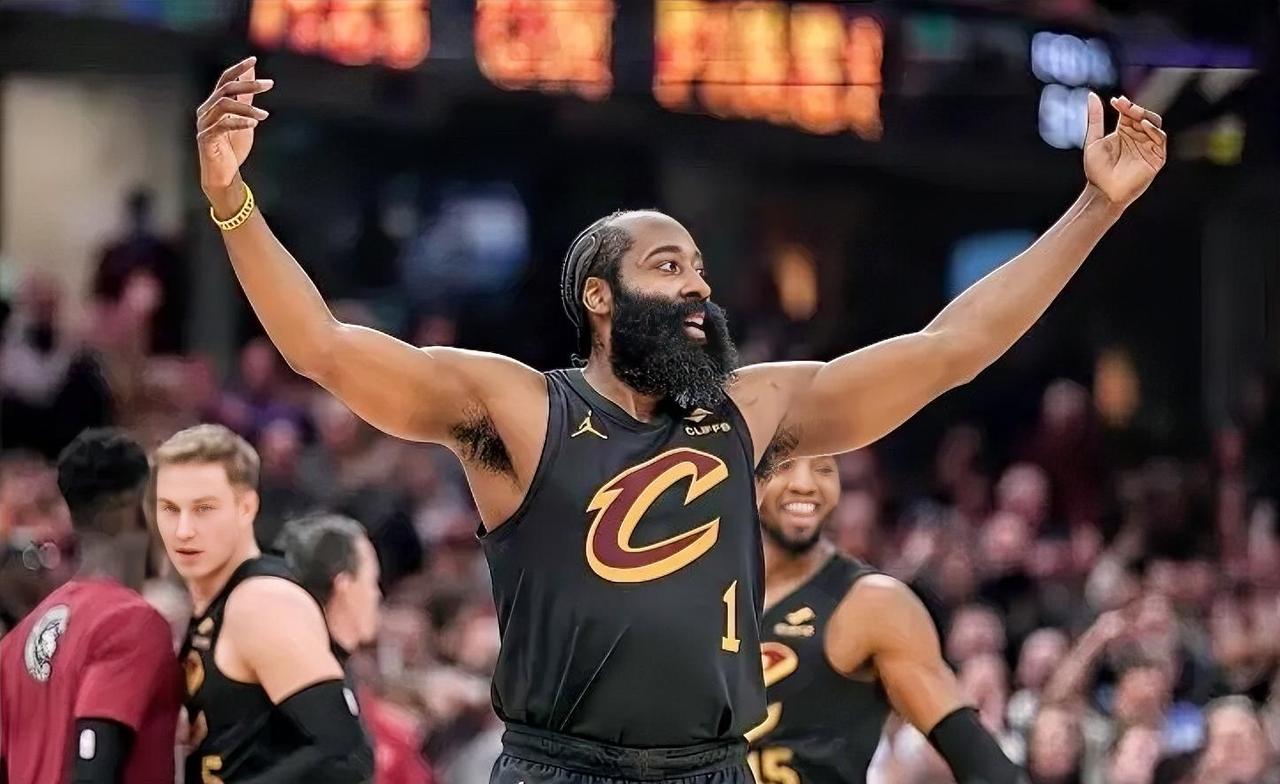 相差甚远！！同样是球队首发控卫！！！东契奇：本赛季目前打了63场比赛，总共送出