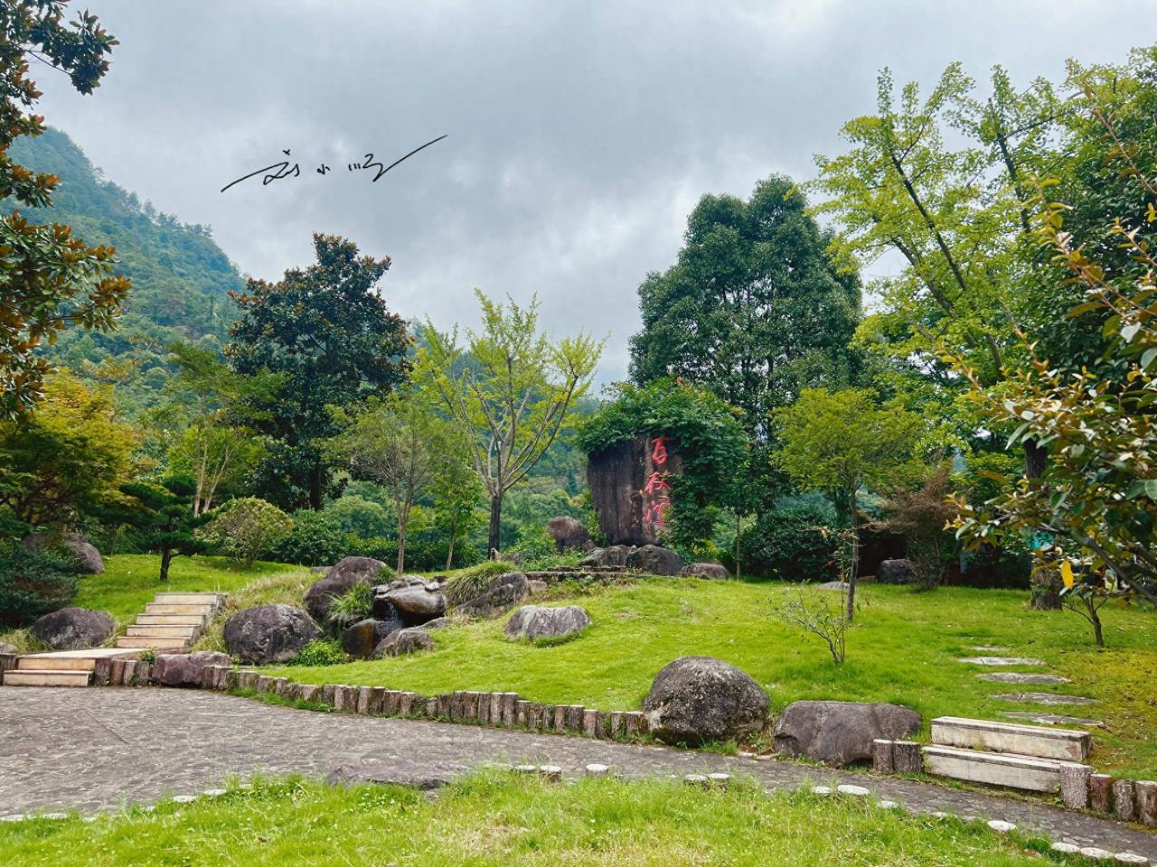 位于浙江省中部的磐安县，隶属金华市，有“群山之祖，诸水之源”、“浙江之心”之称，