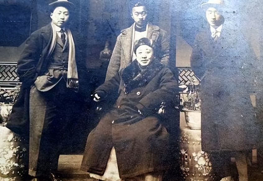 一天，黄金荣喝醉了，在街上拉住一个人就问：“在上海滩，你最敬佩的人是谁？”那人想