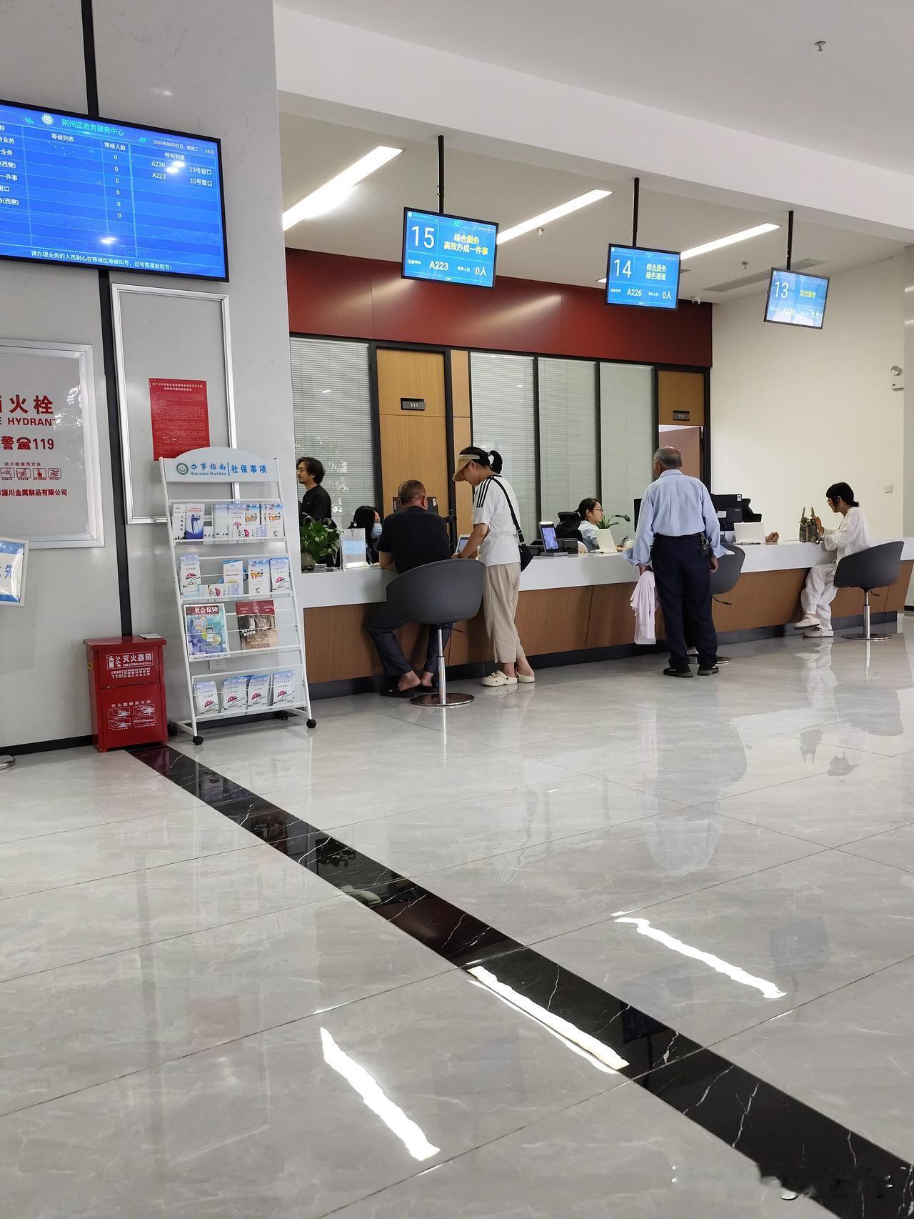 坐标荆州区政务服务中心带朋友的委托，给他爸妈补交养老金。爸妈的年龄正好60岁了，