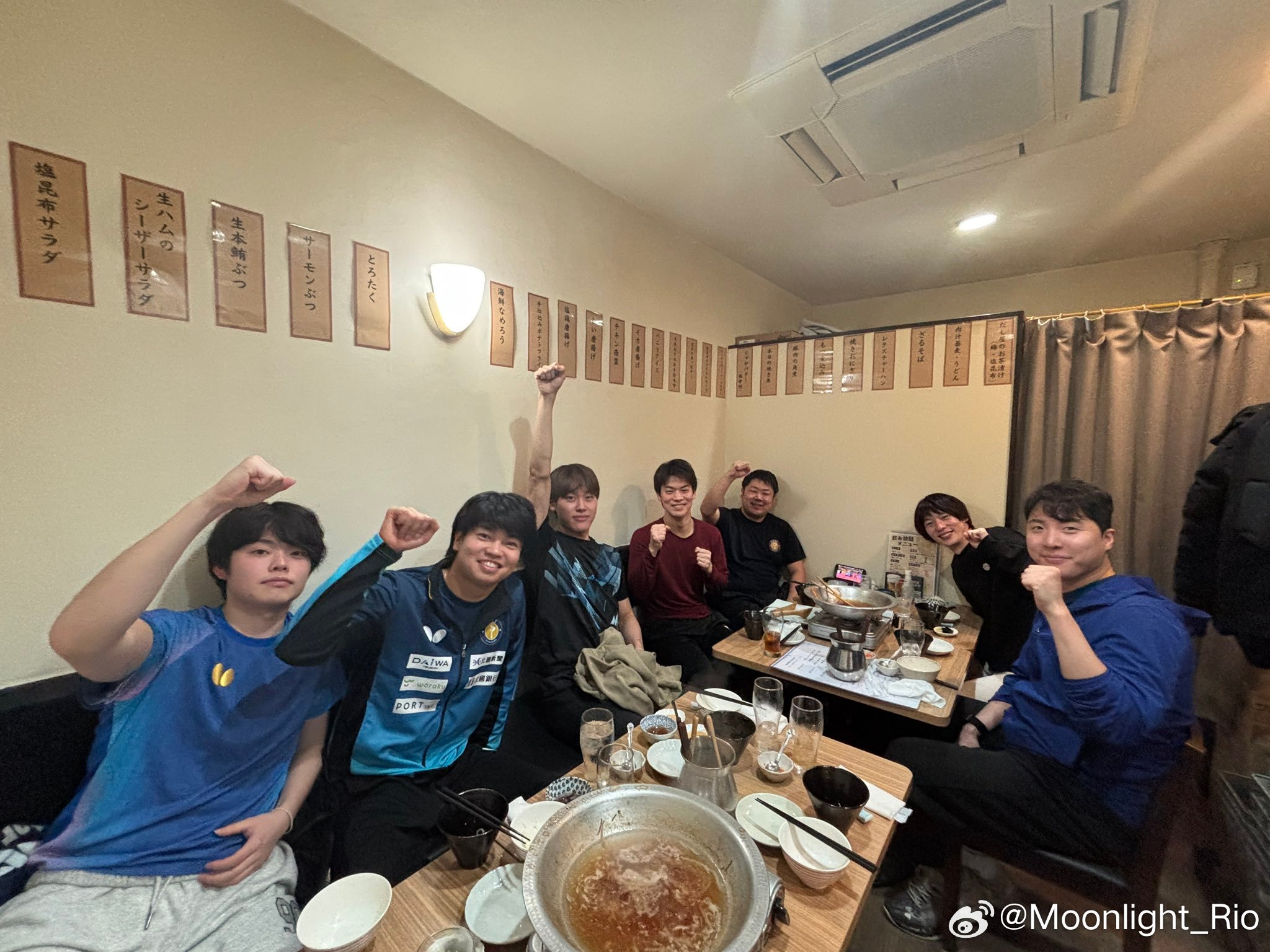 金沢俱乐部在明天的半决赛之前，一起去聚餐吃火锅🍲