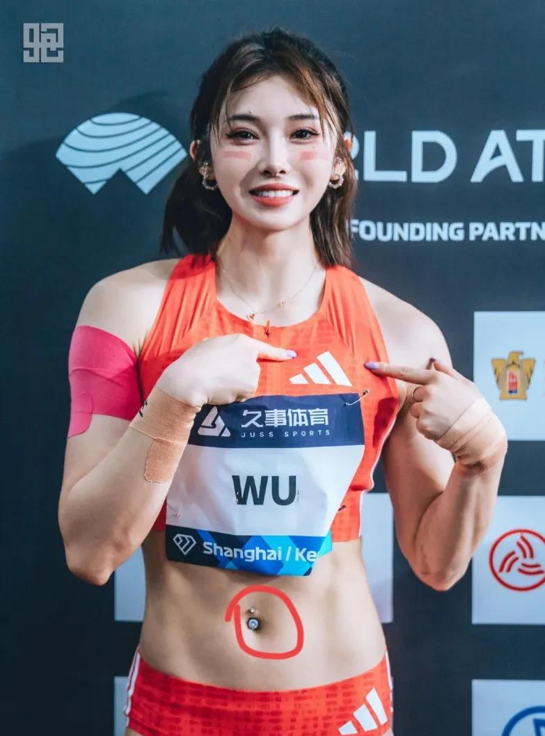 吴艳妮个人分享的运动照，最耀眼的是她肚脐上打了脐钉，这也太个性了，吴艳妮一向如此