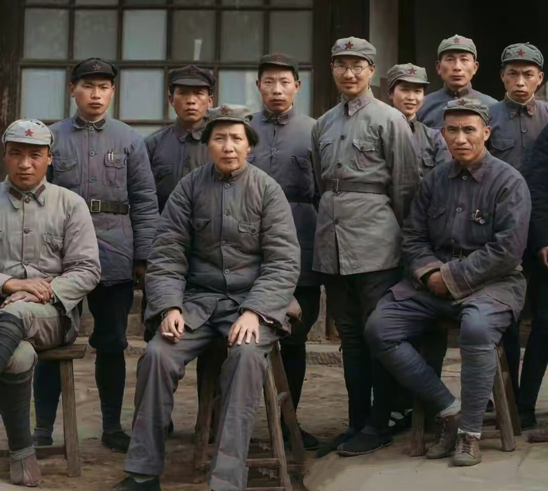 1936年延安！毛主席到达陕北不久，当时条件太差，但每个人脸上布满坚毅…