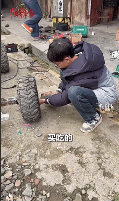 “当代鲁班大师！”湖南邵阳，一位15岁的中学生，用压岁钱造出了一辆电动车。成本控